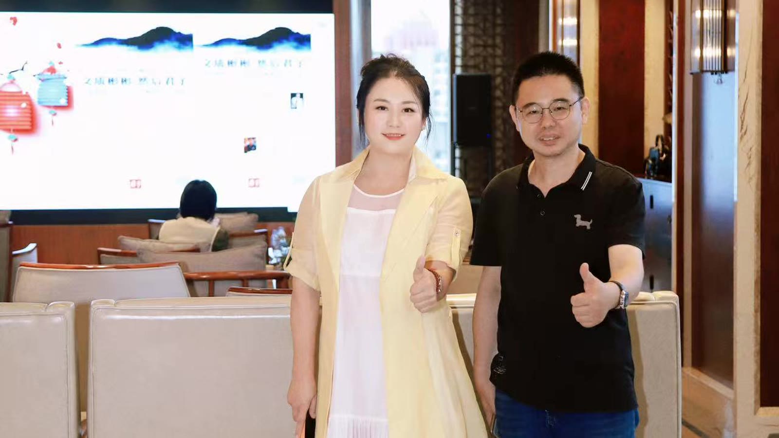 湾畔创大品牌接待空间中的交流人物
