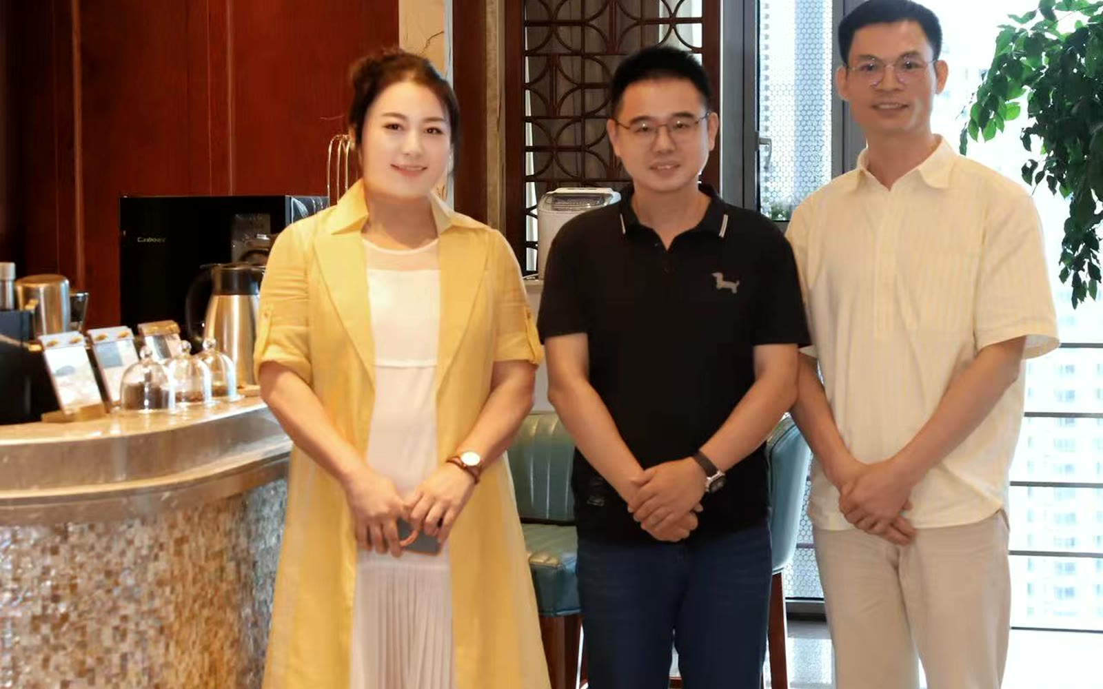 企业家在活动空间中的交流合影