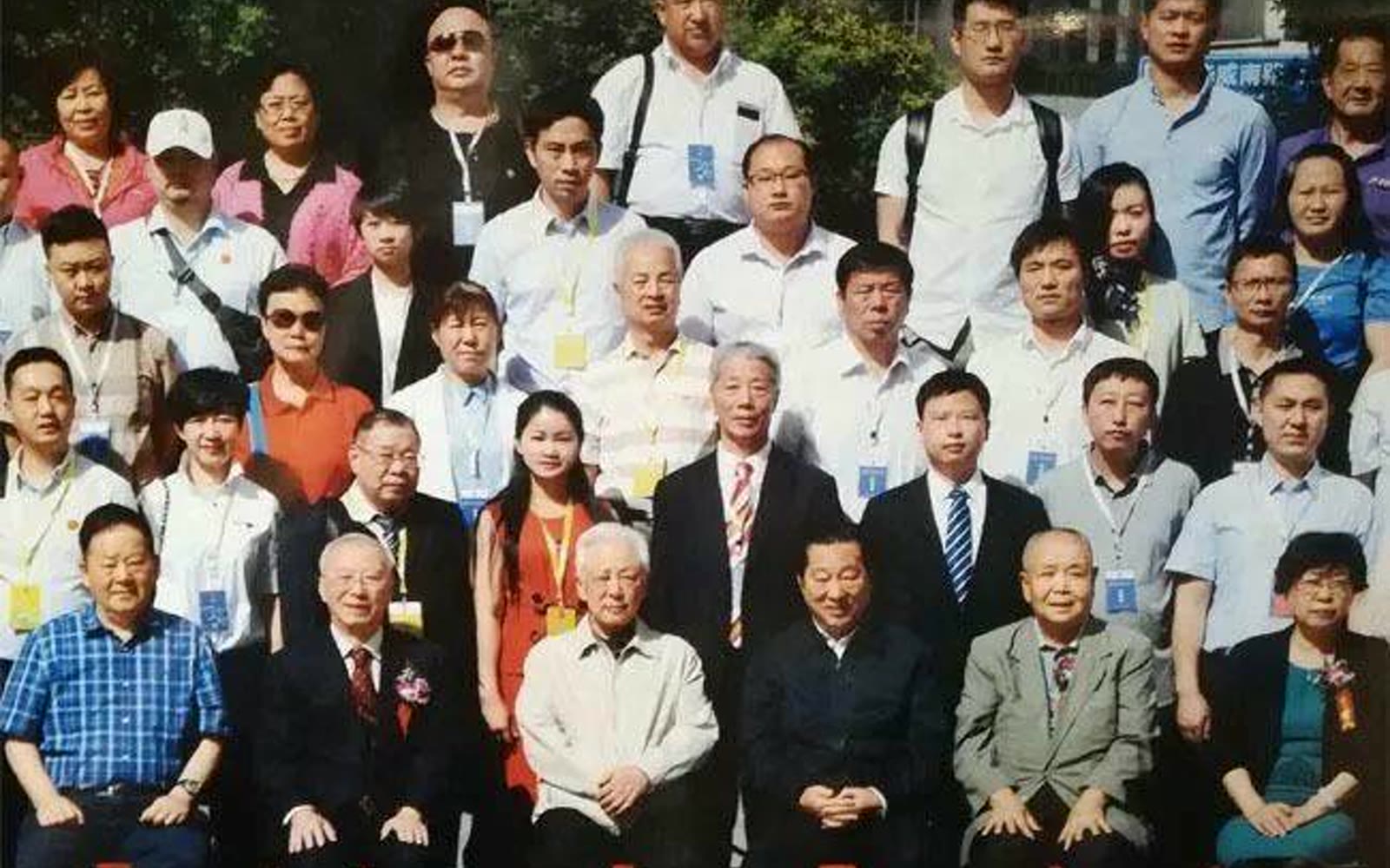 企业教育活动中的导师与学习者合影
