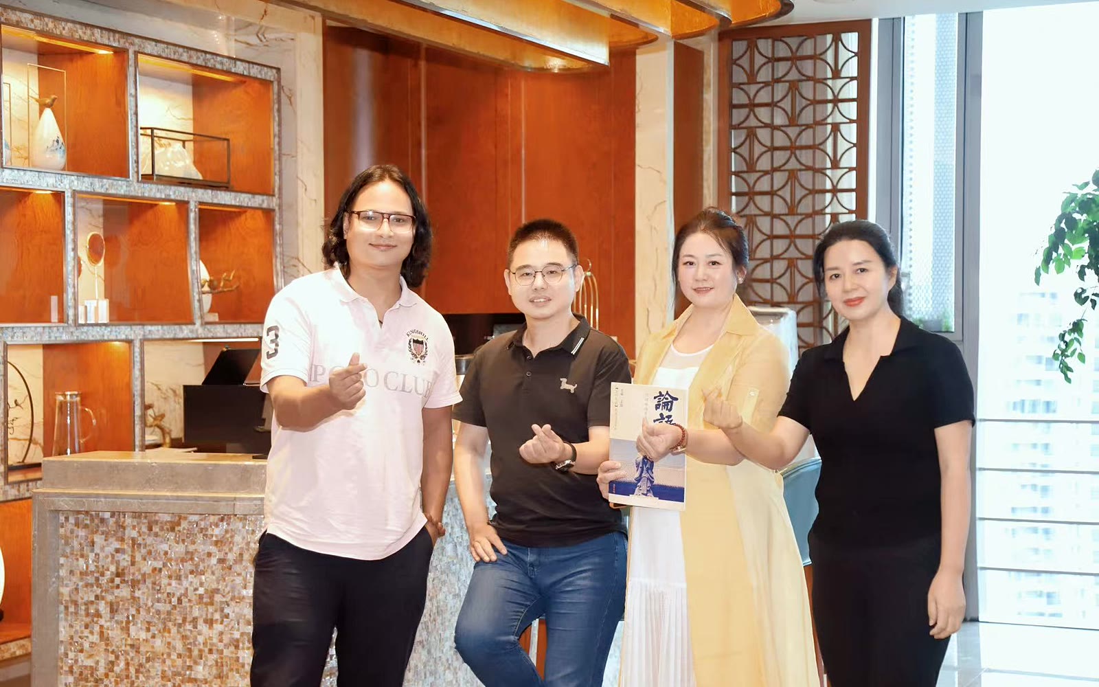 湾畔创大相关活动中的小组交流合影