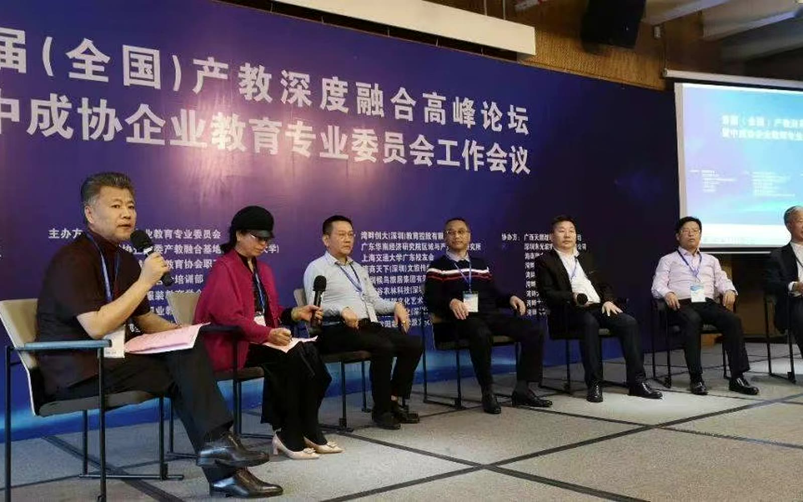 企业教育主题活动中的导师交流现场